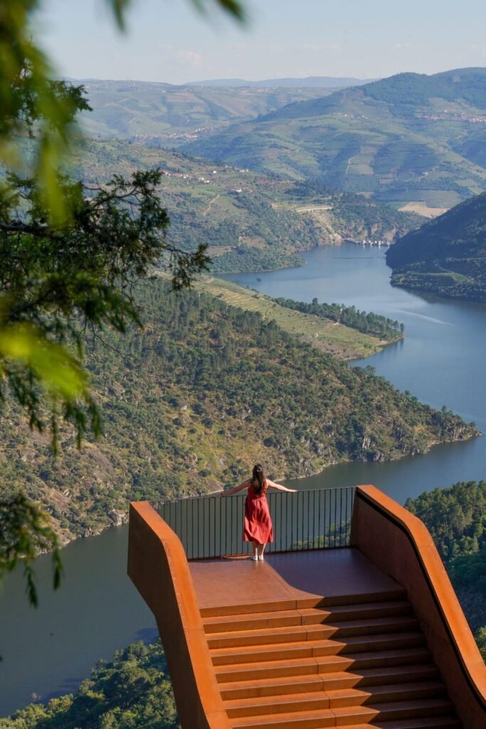 Mulher em miradouro sobre o Douro com medo de alturas