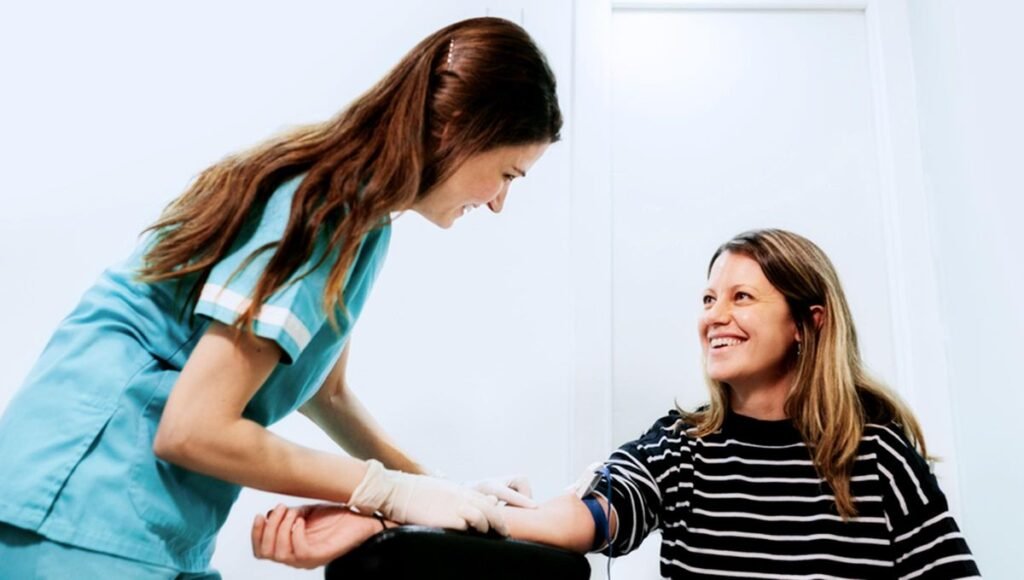 “Profissional de saúde a apoiar um paciente em contexto clínico, associado à fobia de agulhas e ansiedade médica.”